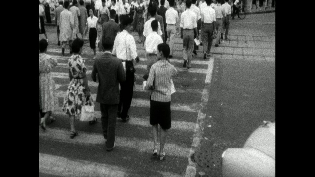 在东京有行人过马路;1959视频素材