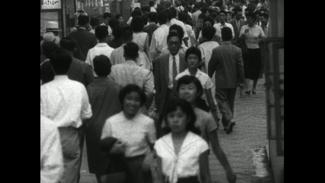 商人和妇女走在东京街道上;1959视频素材