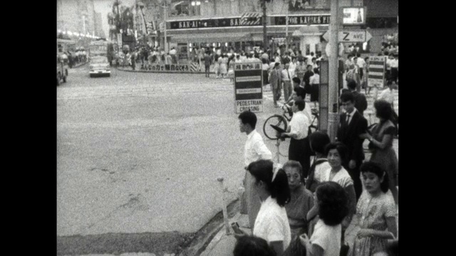 WS繁忙的路口在京都与等待行人;1959视频素材