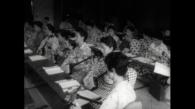 实习艺妓学习三味线乐器演奏;1959视频素材