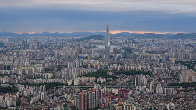 韩江和乐天世界大厦在市中心的Jamsil / Songpa-gu，韩国首尔视频素材