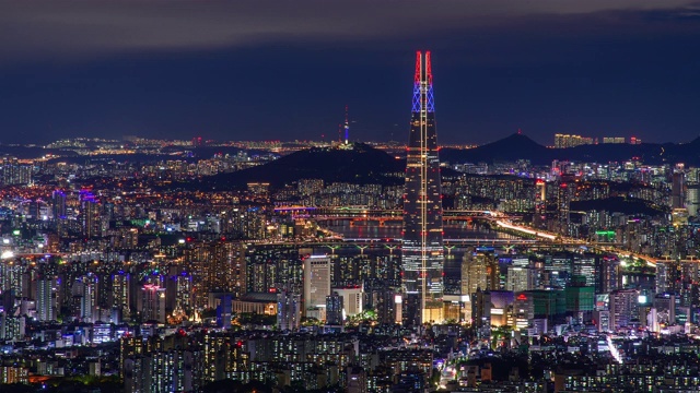 汉江和乐天世界大厦的夜景，在市中心的Jamsil / Songpa-gu，韩国首尔视频素材