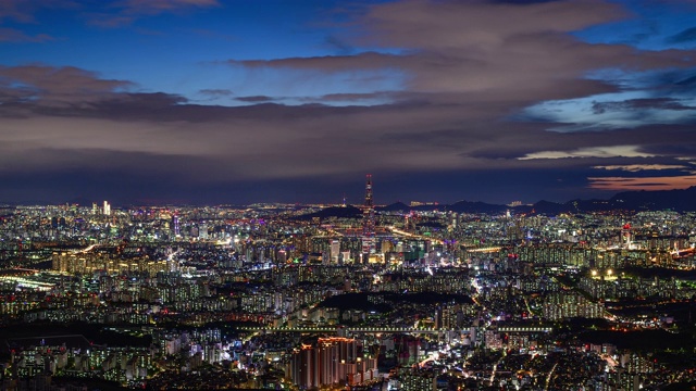 汉江和乐天世界大厦的夜景，在市中心的Jamsil / Songpa-gu，韩国首尔视频素材