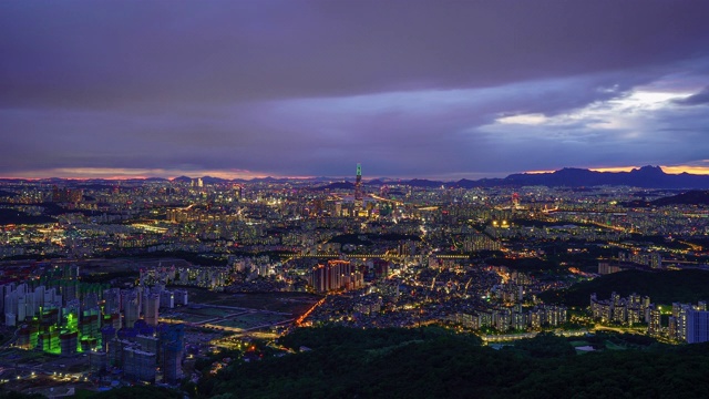 日落和夜景汉江和乐天世界大厦在市中心Jamsil / Songpa-gu，韩国首尔视频素材