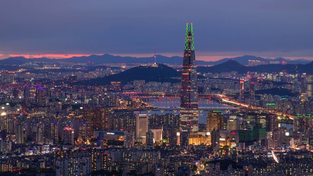 汉江和乐天世界大厦的夜景，在市中心的Jamsil / Songpa-gu，韩国首尔视频素材