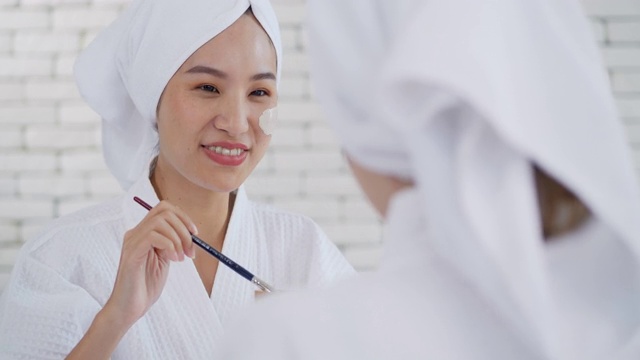 亚洲两个年轻的女人正在放松水疗中心在家里一起笑放松，微笑的女孩朋友有乐趣。虚拟温泉一天视频素材