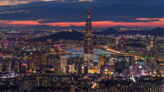 日落和夜景汉江和乐天世界大厦在市中心Jamsil / Songpa-gu，韩国首尔视频素材