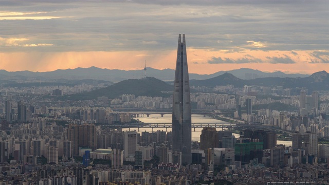 韩江和乐天世界大厦在市中心的Jamsil / Songpa-gu，韩国首尔视频素材