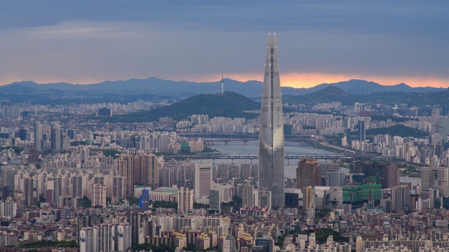 韩江和乐天世界大厦在市中心的Jamsil / Songpa-gu，韩国首尔视频素材