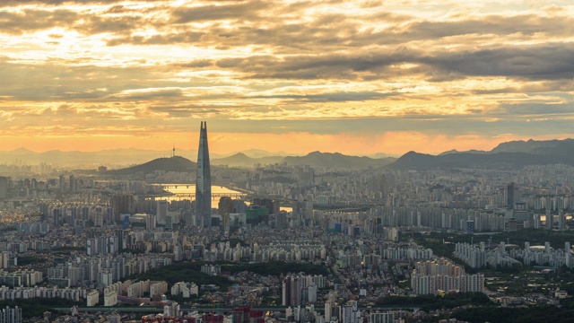 韩国首尔，松帕谷市中心的汉江和乐天世界大厦的日落景观和廷德尔现象视频素材