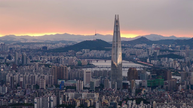 韩江和乐天世界大厦的日落景观，在市中心的Jamsil / Songpa-gu，韩国首尔视频素材