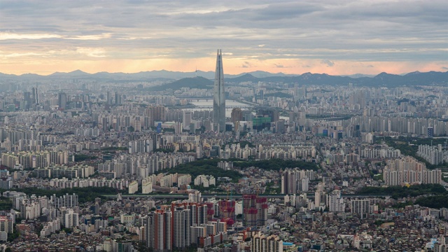 韩江和乐天世界大厦的日间视图，在市中心的Jamsil / Songpa-gu，首尔，韩国视频素材