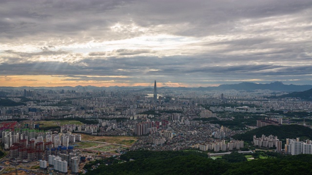 韩江和乐天世界大厦的日间视图，在市中心的Jamsil / Songpa-gu，首尔，韩国视频素材