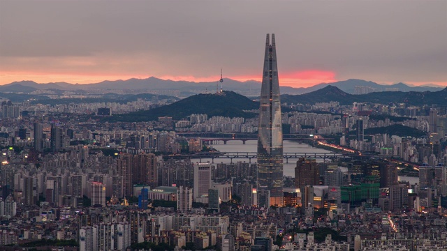 韩江和乐天世界大厦的日落景观，在市中心的Jamsil / Songpa-gu，韩国首尔视频素材