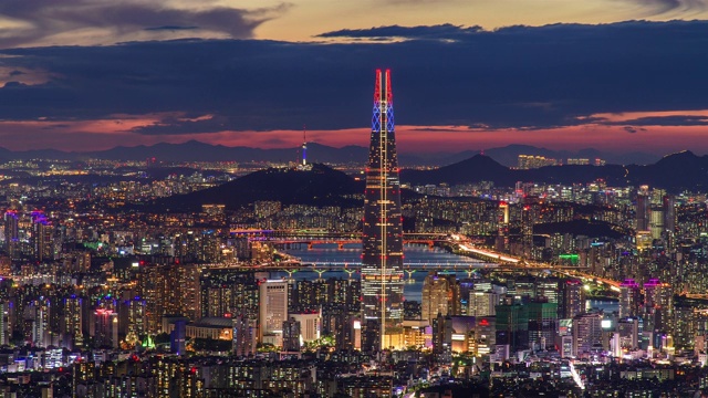 日落和夜景汉江和乐天世界大厦在市中心Jamsil / Songpa-gu，韩国首尔视频素材