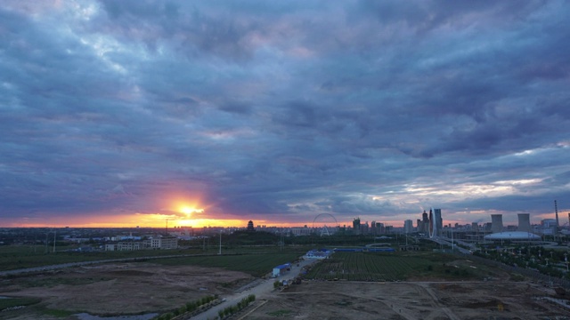 戏剧性的天空和城市天际线视频素材