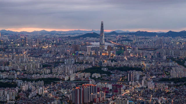 日落和夜景汉江和乐天世界大厦在市中心Jamsil / Songpa-gu，韩国首尔视频素材