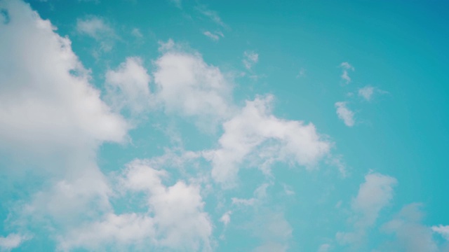美丽的蓝天白云。蓝天背景。视频4 k。视频素材
