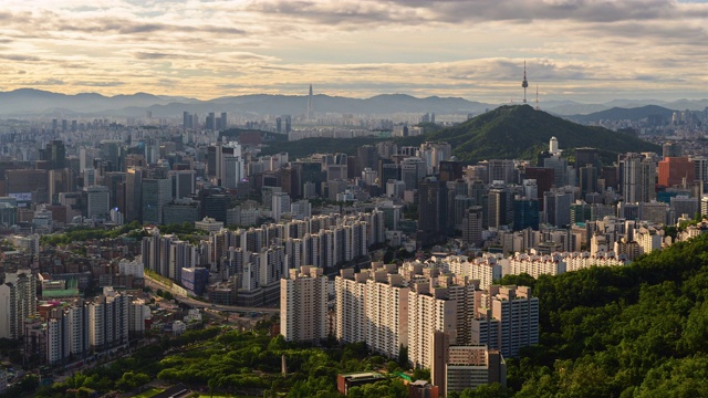 韩国首尔南山市中心钟楼和钟楼的晨景视频素材