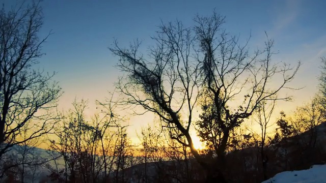 在夕阳的暗色中，在山峰上冒险驾车。的概念。旅游、冒险、活跃视频素材