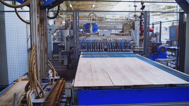 制造拼花地板的工业工厂。复合植物内部。室内木制家具的生产。视频素材