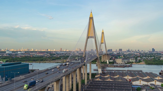 Bhumibol Bridge and Chao Phraya River aerial view of Time lapse of the structure of suspension architecture concept, Urban city, Bangkok.普密蓬大桥和湄南河悬索桥鸟瞰图，曼谷城市。日落时分的泰国市中心。视频素材