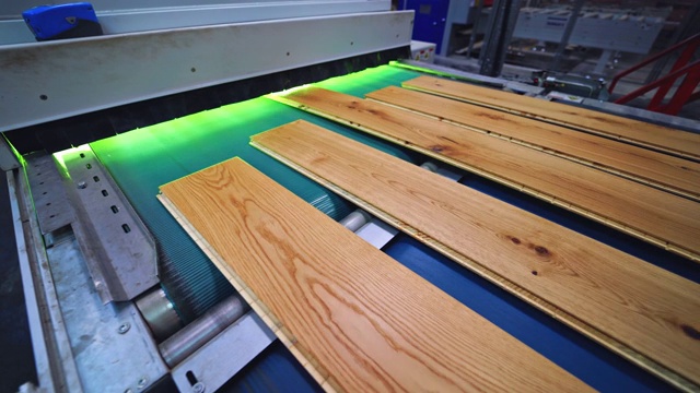 家具厂内部。镶木地板生产线。现代化的复合地板工业工厂。视频素材