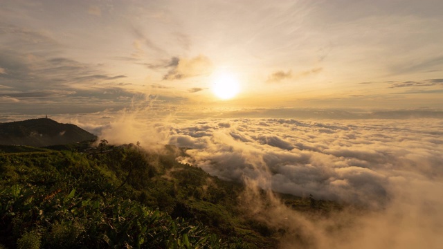 从Phu Tub Berk, Khao Kho, phtchabun与阳光的山丘上鸟瞰日落的时间流逝。黄昏时分的抽象自然景观背景。视频素材