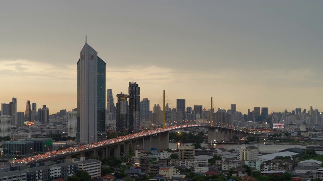 Rama 9桥和Kasikorn大厦鸟瞰图的时间间隔，摩天大楼高层建筑在城市城市，曼谷市中心天际线，泰国日落。视频素材