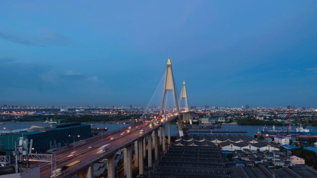 Bhumibol Bridge and Chao Phraya River aerial view of Time lapse of the structure of suspension architecture concept, Urban city, Bangkok.普密蓬大桥和湄南河悬索桥鸟瞰图，曼谷城市。晚上在泰国市中心。视频素材