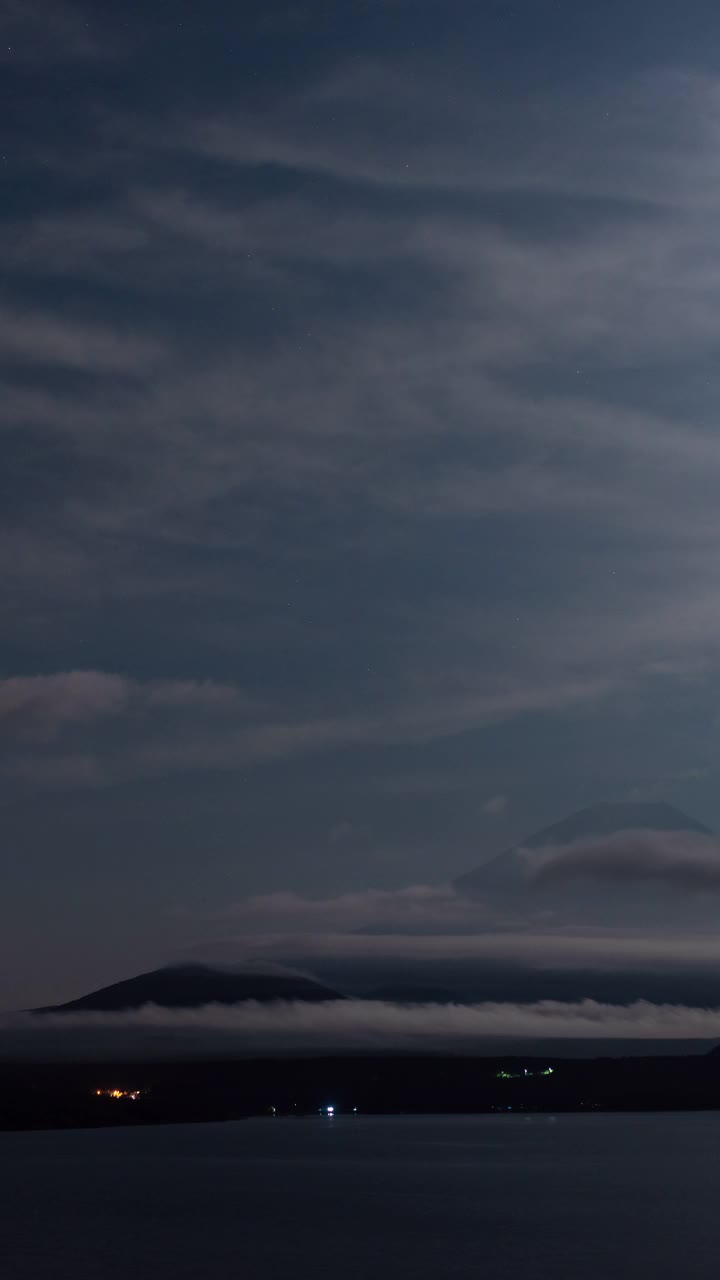 夜晚的月亮照亮富士山(垂直/定时/平移)视频素材