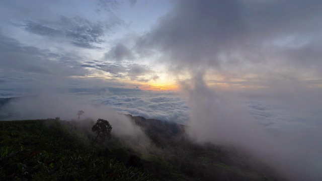 从Phu Tub Berk, Khao Kho, phtchabun与阳光的山丘上鸟瞰日落的时间流逝。黄昏时分的抽象自然景观背景。视频素材