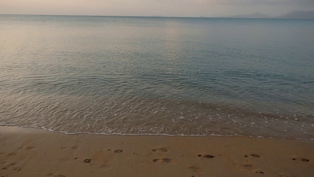 泰国苏梅岛海滩。夏天的海滩、沙滩和天空的风景。海滩海域空间面积。在泰国。2020年3月9日视频素材