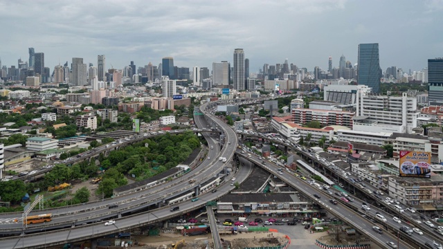 在高速公路路口行驶的汽车鸟瞰图的时间流逝。桥梁、街道、道路在建筑网络中的连接概念。前视图。城市，曼谷，泰国。视频素材