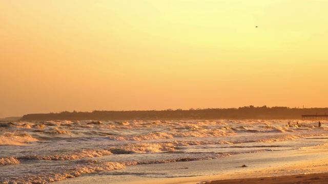 海面上橙色的夕阳。视频素材