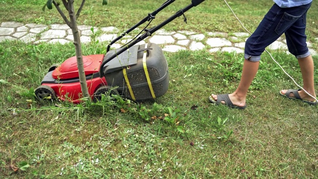 除草机正在工作。视频素材