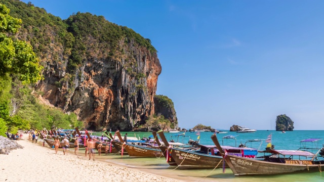 泰国甲米Phra Nang海滩，游客和绿松石般的清澈海水、石灰岩悬崖和山脉;放大-时间流逝视频素材