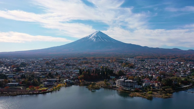 日落时日本川口湖上的富士山。视频素材