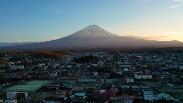 日落时日本川口湖上的富士山。视频素材