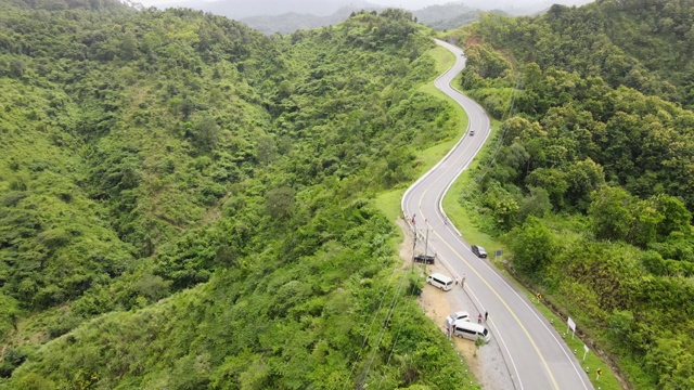 鸟瞰图的乡村道路被美丽的Doi Phuka山森林在泰国北部的南省视频素材