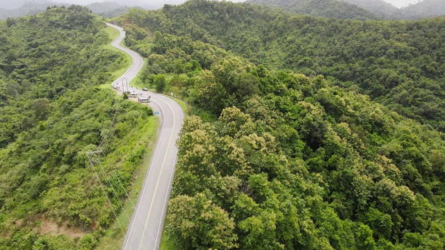 鸟瞰图的乡村道路被美丽的Doi Phuka山森林在泰国北部的南省视频素材