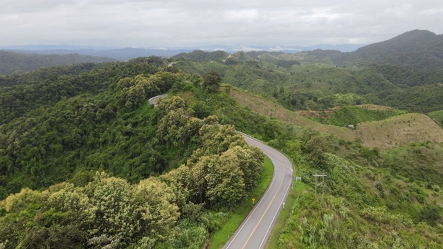 鸟瞰图的乡村道路被美丽的Doi Phuka山森林在泰国北部的南省视频素材