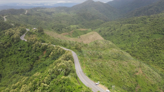 鸟瞰图的乡村道路被美丽的Doi Phuka山森林在泰国北部的南省视频素材