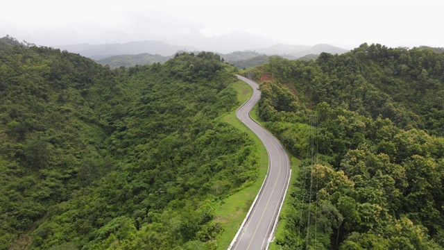 鸟瞰图的乡村道路被美丽的Doi Phuka山森林在泰国北部的南省视频素材