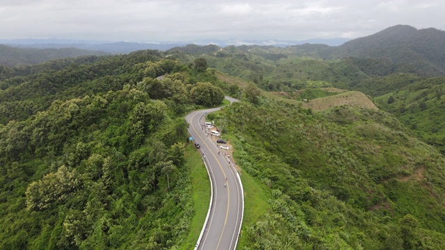 鸟瞰图的乡村道路被美丽的Doi Phuka山森林在泰国北部的南省视频素材