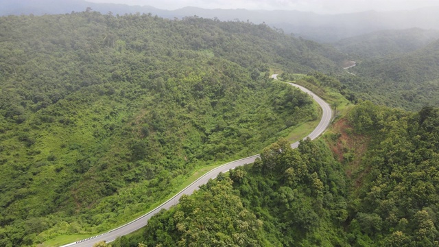 鸟瞰图的乡村道路被美丽的Doi Phuka山森林在泰国北部的南省视频素材