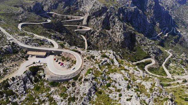 鸟瞰图，马略卡岛群山中的蜿蜒道路。视频素材