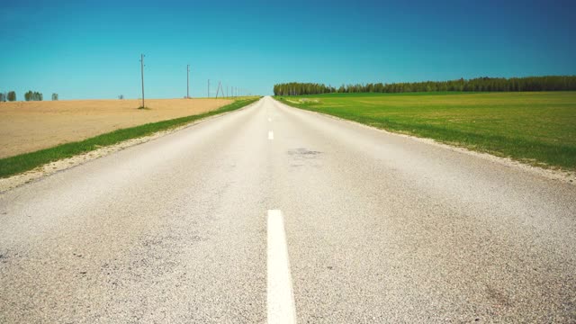 春天乡间田野间的道路视频素材