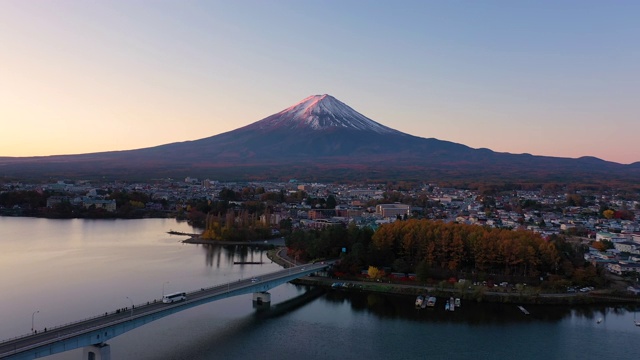 日本日出时的富士山和川口湖大桥。视频素材