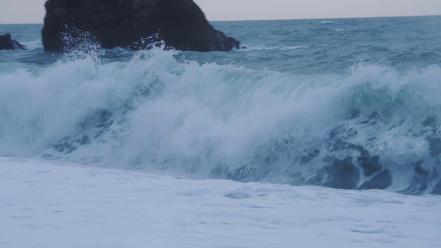 黄昏时分，英格兰波特兰市的Pulpit Rock附近，海浪拍打着海岸线视频素材